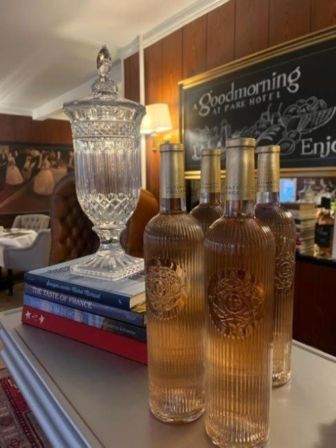 Park Hotel & Vinbar Frederikshavn Bagian luar foto